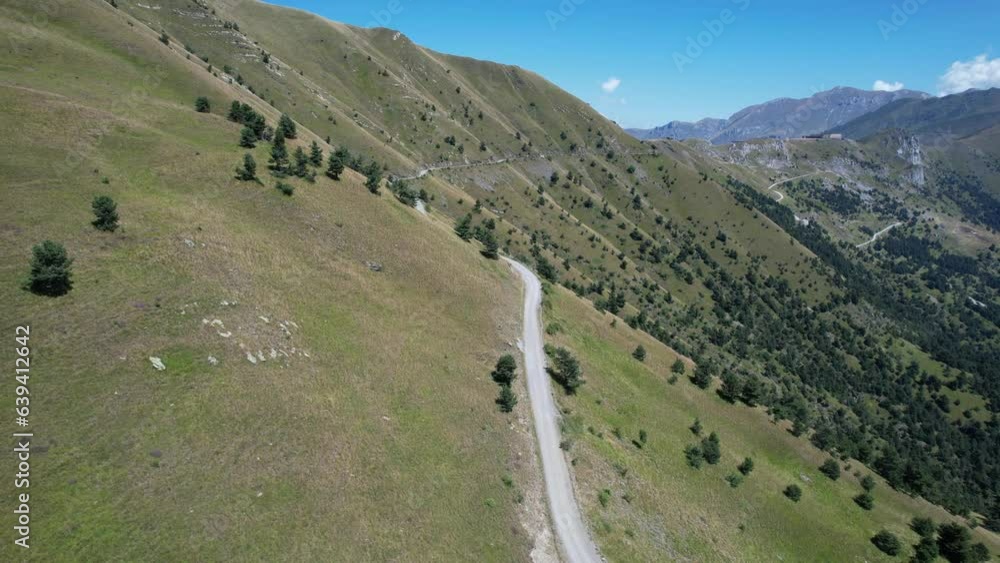 une balade panoramique d'été sur les pistes du col de Tende - vallée de la Roya montagne une balade panoramique d'été sur les pistes du col de Tende - vallée de la Roya montagne