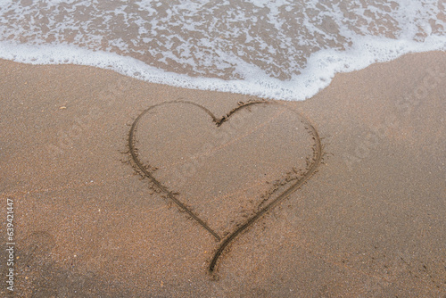 The heart is painted on the sand of the beach by the cold sea (ID: 639421447)