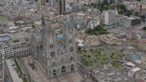 Survol en drone d'une basilique