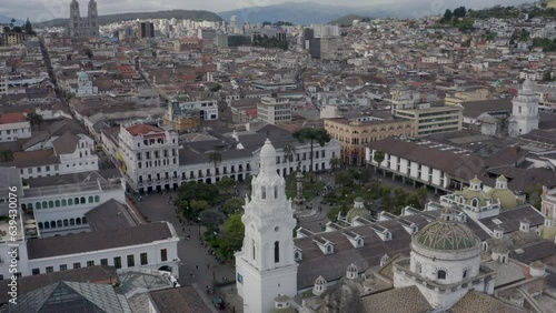 Survol en drone d'une basilique