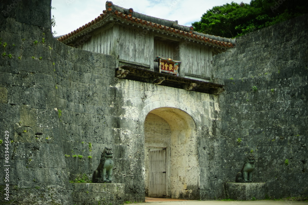 Fototapeta premium 首里城の歓会門 (沖縄県那覇市, 2022年5月)