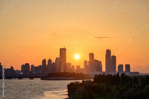The night view of the city of Yeouido, a high-rise building, shot at Dongjak Bridge in Seoul at sunset © SEUNGJIN