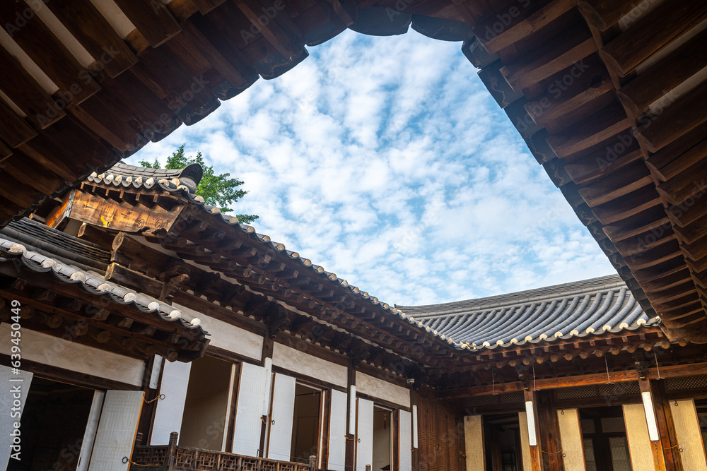 Obraz premium traditional hano village in seoul, south korea 