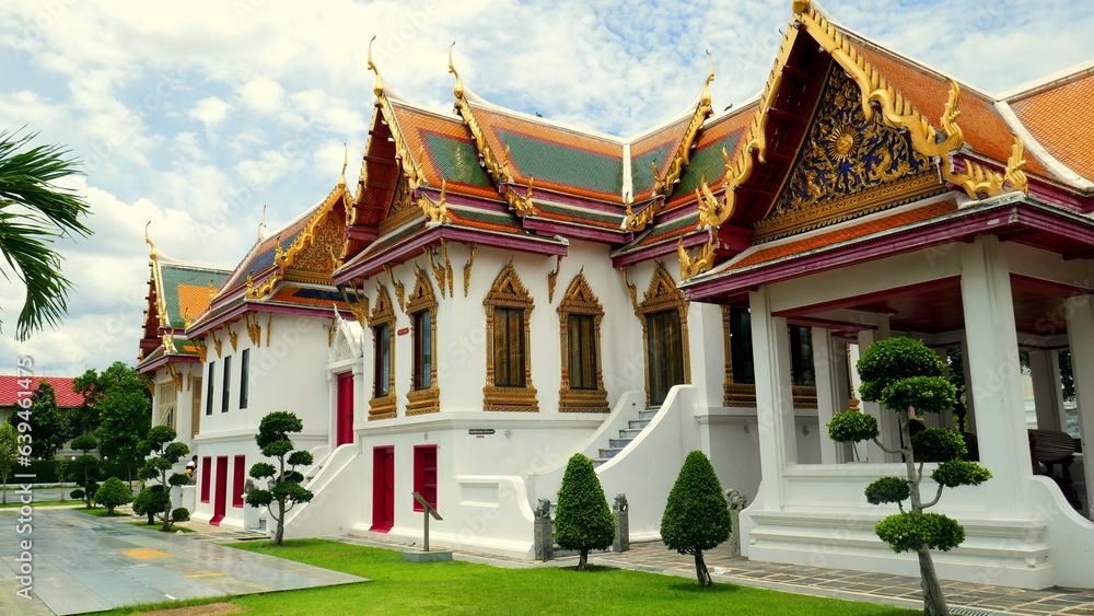 herrlicher buddhistischer Tempel Wat Benchabophit in Bangkok aus weißem Marmor mit grüner Wiese herrlicher buddhistischer Tempel Wat Benchabophit in Bangkok aus weißem Marmor mit grüner Wiese