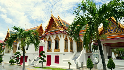 herrlicher buddhistischer Tempel Wat Benchabophit in Bangkok aus weißem Marmor und großer grüner Palme  photo