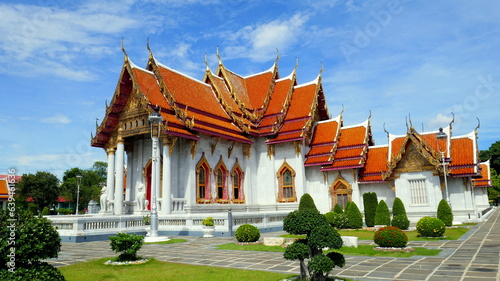 herrlicher buddhistischer Tempel Wat Benchabophit in Bangkok aus wei  em Marmor unter blauem Himmel