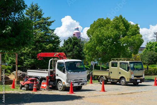 公園に並ぶ造園作業の車両