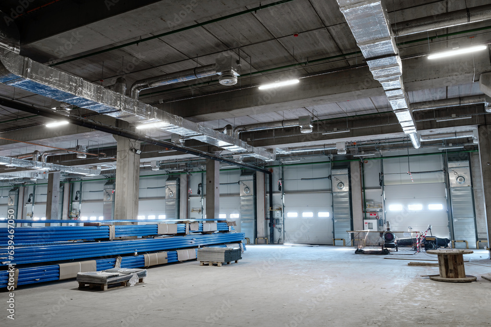 Naklejka premium Construction of a large distribution warehouse