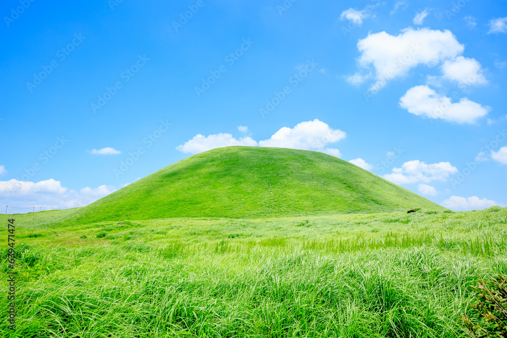 Obraz premium 夏の米塚 熊本県阿蘇市 Komezuka in summer. Kumamoto Pref. Aso City.