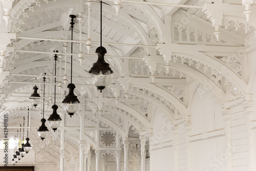 Photographie Wooden ceiling with black lamps in the Kolonada of Karlovy Vary