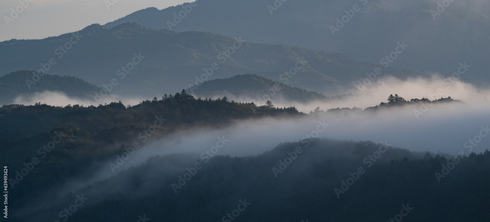 山々に架かる雲海　茶臼山高原