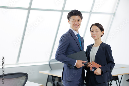 男性と女性のビジネスイメージ © Takahiro