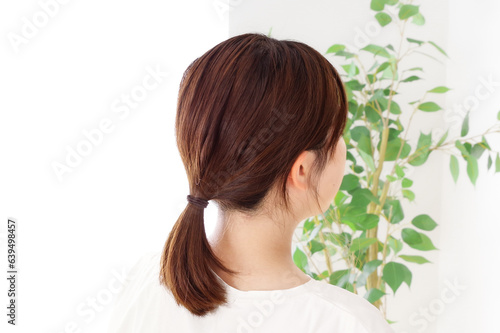 髪の毛を結んだ女性の後ろ姿 photo
