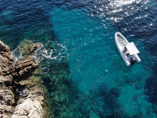 Bateau dans une crique à Propriano en Corse photo