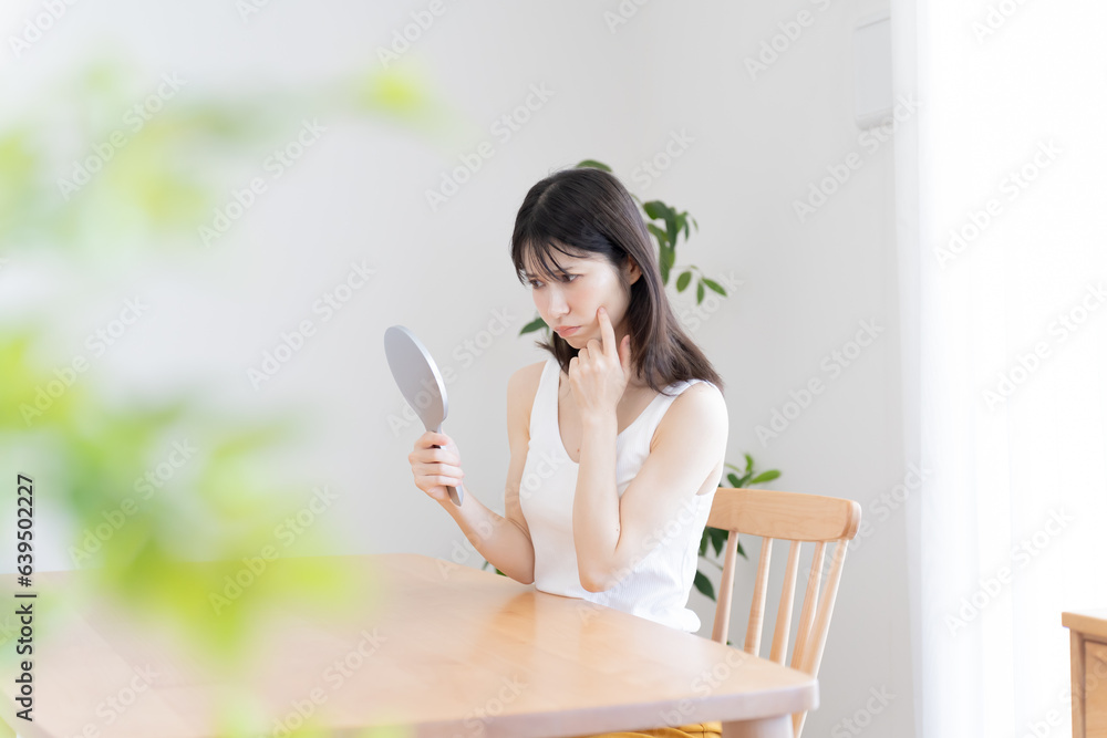 悩む日本人女性