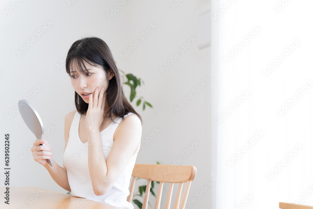 悩む日本人女性