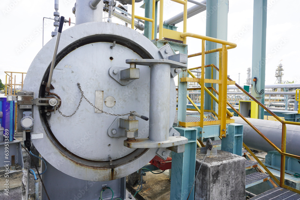 Pig launcher and receiver unit in oil and gas separation plant