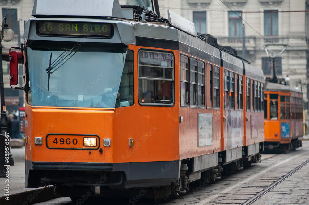 Milano, Italia. Tram, trasporto pubblico in città. Traffico di mezzi e persone che si spostano