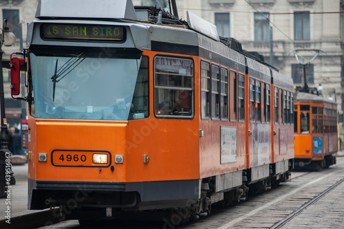 Milano, Italia. Tram, trasporto pubblico in città. Traffico di mezzi e persone che si spostano