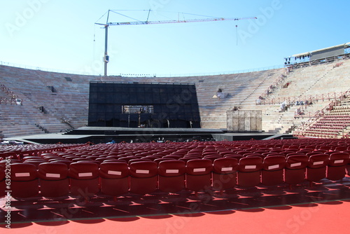 Bühne in der Arena di Verona und Parketplätze