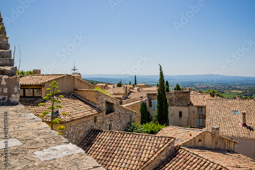 Vue sur le Village Le Barroux en Provence photo