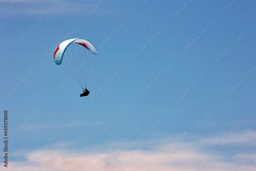 Parapentiste dans le ciel du Grand Bornand dans les Alpes. Le parapente est un aéronef dérivé du parachute, permettant la pratique du vol libre ou du paramoteur Parapentiste dans le ciel du Grand Bornand dans les Alpes. Le parapente est un aéronef dérivé du parachute, permettant la pratique du vol libre ou du paramoteur