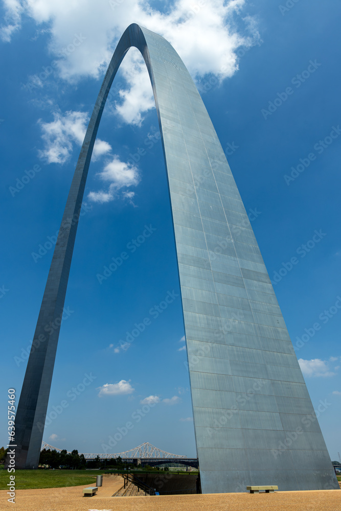 Obraz premium side view of St. Louis arch on a sunny day with clouds in the sky