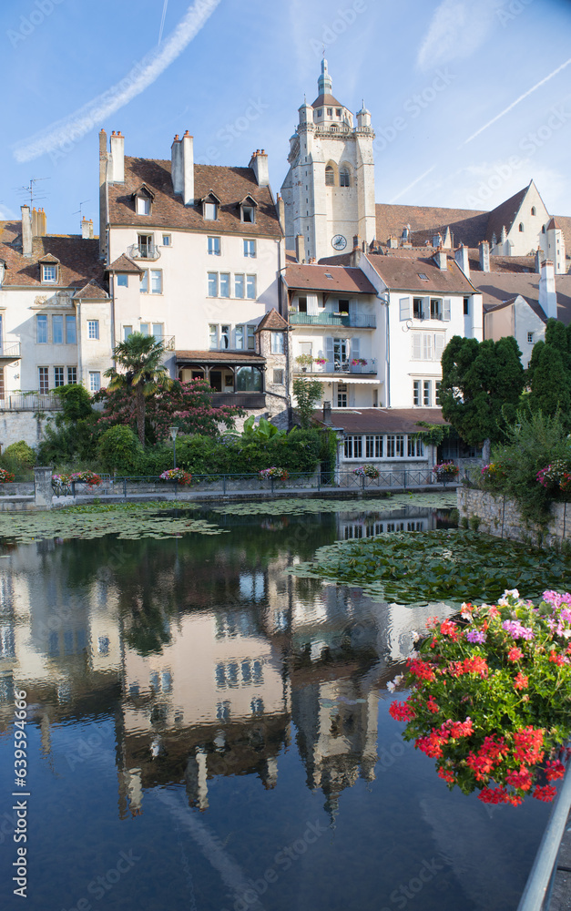 Dole ou la petite Venise du Jura est une ville classée Ville d'Art et d'Histoire, patrie de Pasteur le long du doubs et de l'eurovelo 6 et du canal des Tanneurs et celui du rhin au rhône