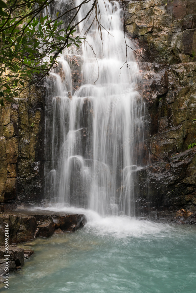 Visitando cascadas con aguas cristalinas celestes en las montañas de Panamá 