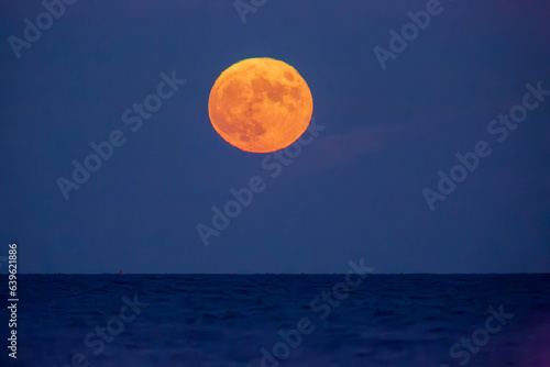 Vollmond-Mondaufgang über dem Mittelmeer, bei Alcudia, Mallorca photo