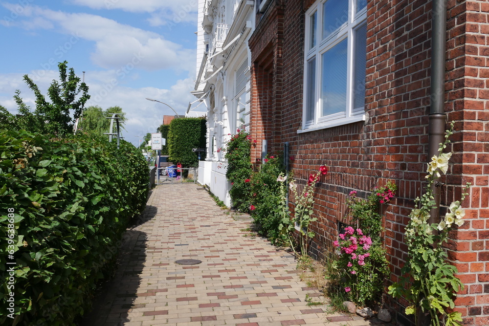 Weg mit Blumen in Hamburg-Blankenese