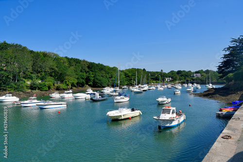 Le petit port de Doëlan en Bretagne © aquaphoto