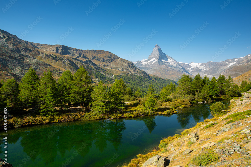 Lac de montagne avec le Cervin en arrière plan