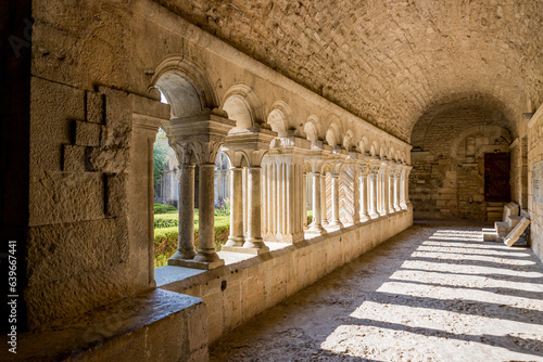 Le cloître de la Cathédrale Notre-Dame de Nazareth