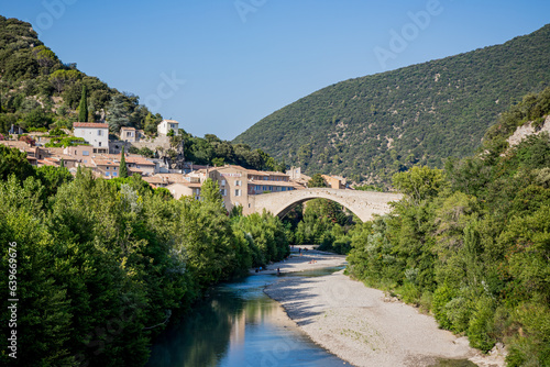 Pont Roman et village de Nyons