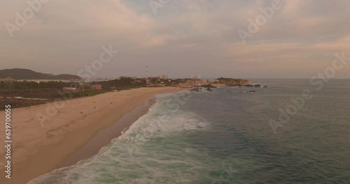 Atardecer en playa mexicana. Vista de dron 4k . Video Dolly in. Concepto de viajes y turismo. Bahía San Agustín Huatulco, Oaxaca. Costa del pacífico de México.