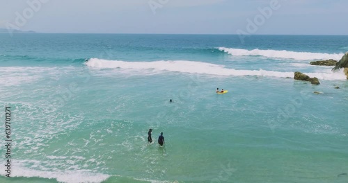 práctica de surf de niños ,Vista de dron 4k . Video Dolly in. Concepto de viajes y turismo.  Oaxaca. Costa del pacífico de México.
