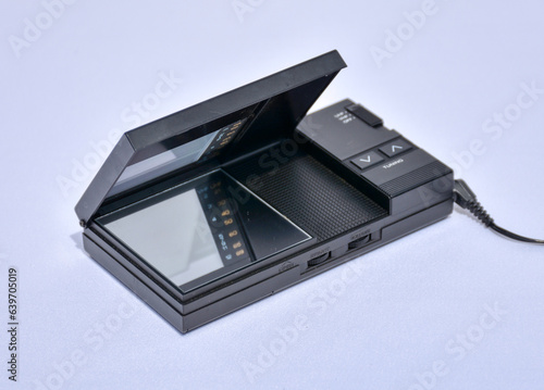 Mini-TV, LCD, LCD-TV, Schwarzweiß, analog, 1985, Neu, Innovation, Spiegel, aufklappen, Spiegelbild, Taschen-TV, Taschenfernseher, Fernseher, Pocket-TV, Bauweise, flach, miniature, Casio, TV-21, 1980er