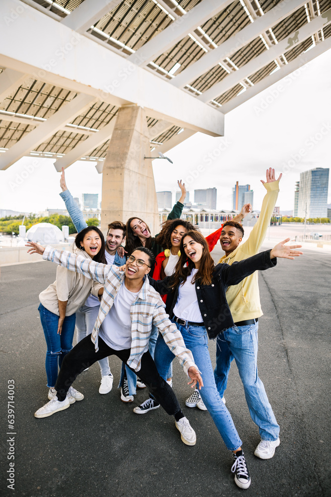 © Xavier Lorenzo - Happy young group of teenager friends having fun together outdoors. Millennial diverse friends screaming while taking photo together, enjoying free time in city street. Friendship and youth community