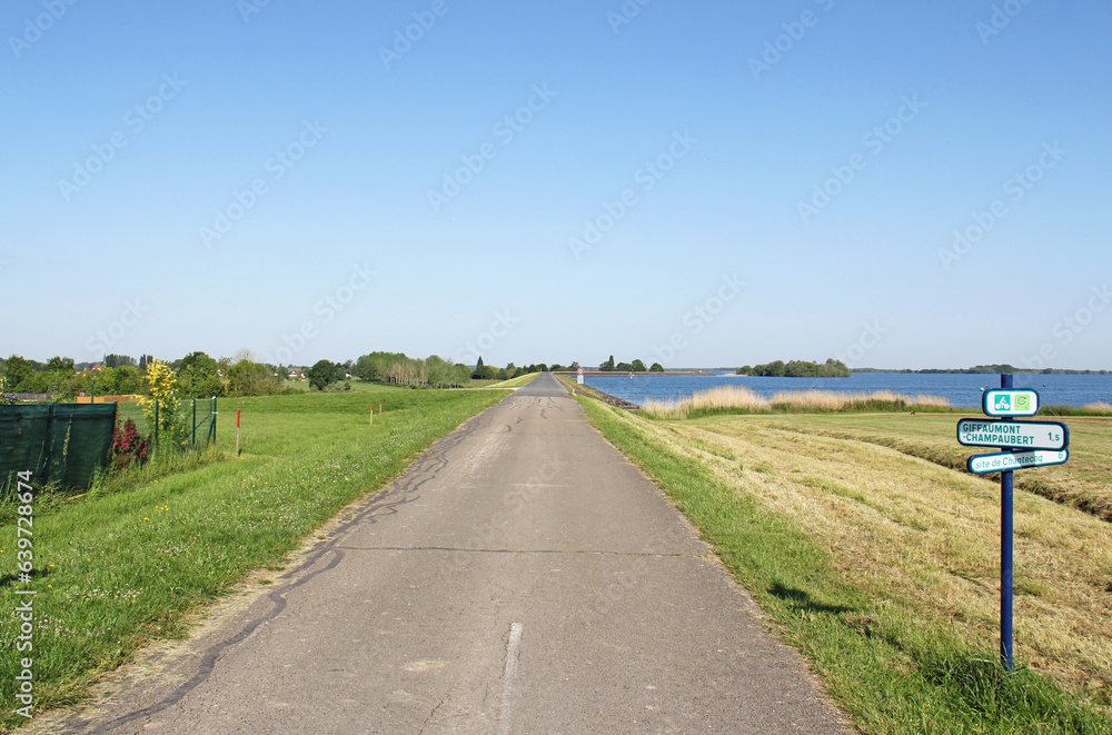 Lake of Der Chantecoq Giffaumont - Champaubert Champagne Grand Est France