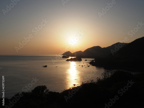 朝日に照らされた海岸線