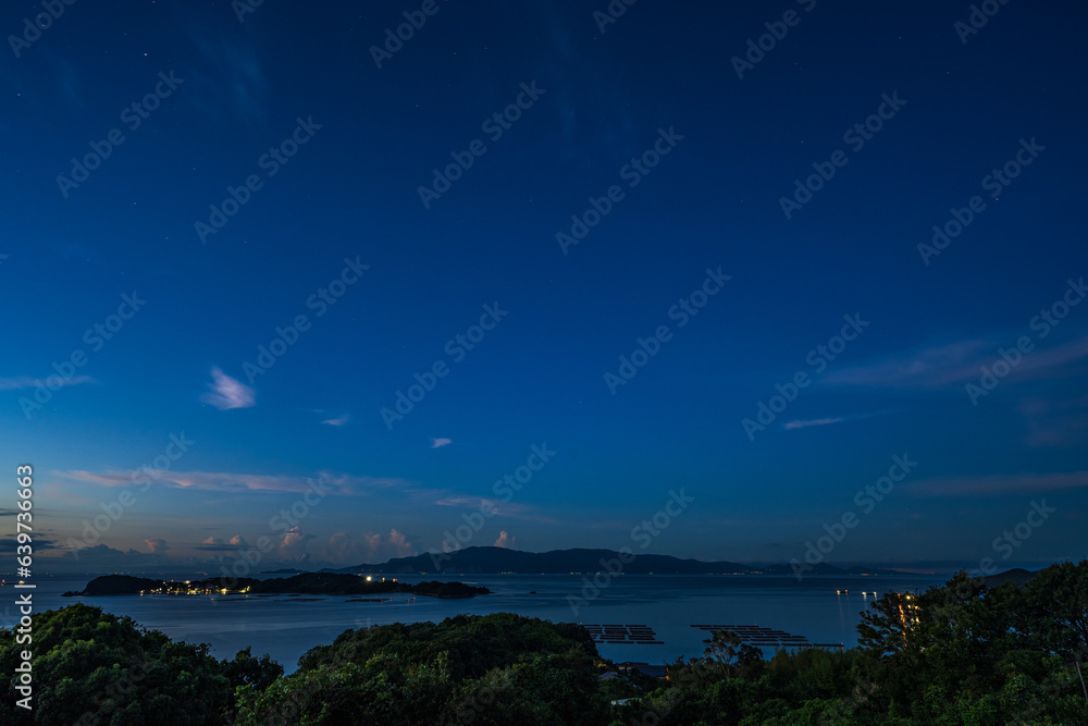 日本の岡山県備前市日生の頭島の美しい夜明けの星空