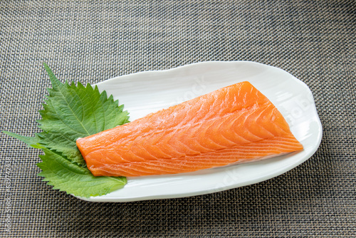 刺身用生サーモン。