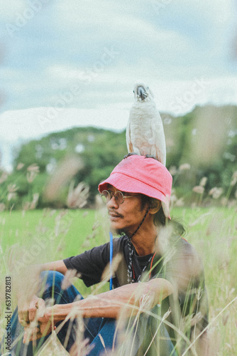A cockatoo that perches with someone who feels warm.
