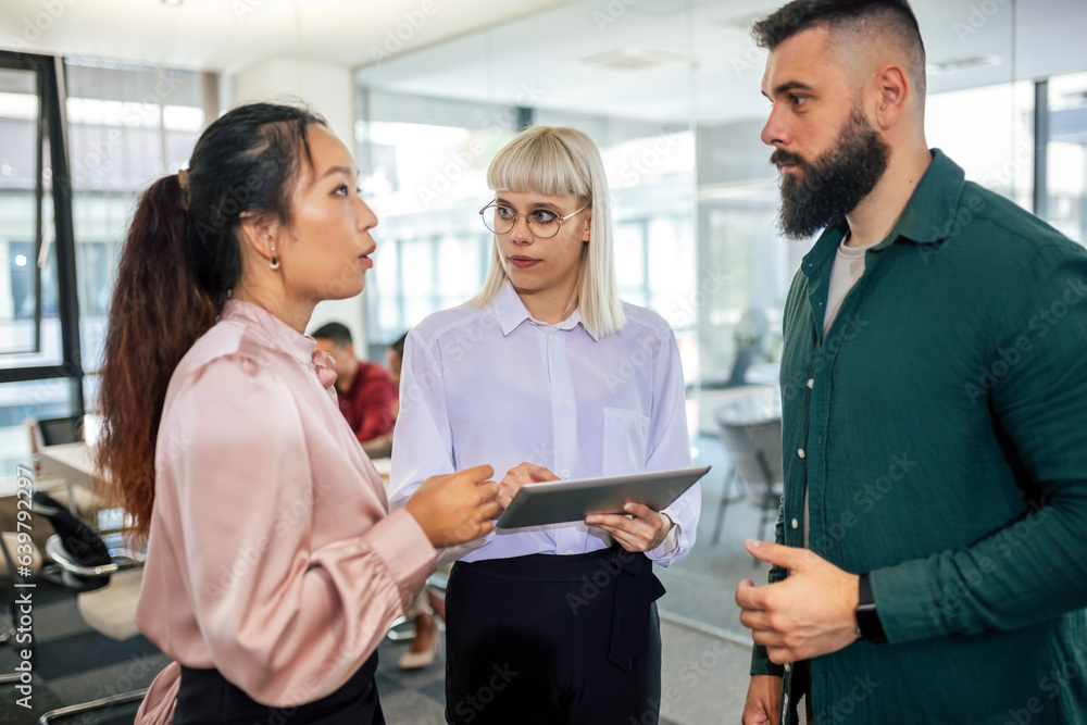 Obraz premium Group of multiethnic business people working together in the office