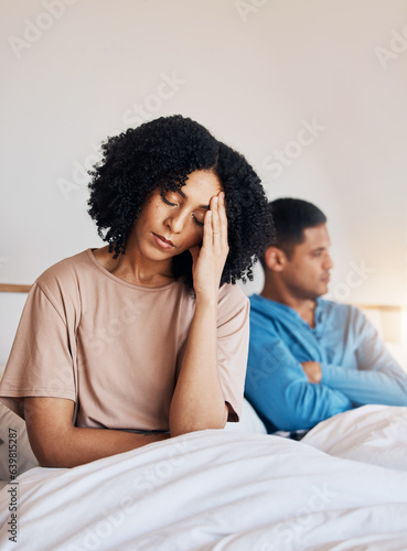 Foto Frustrated couple, fight and headache in divorce, argument or disagreement from conflict or dispute at home