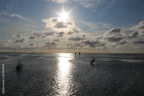 Einsame Wattwanderer am Abend in Cuxhaven Duhnen an der Nordsee