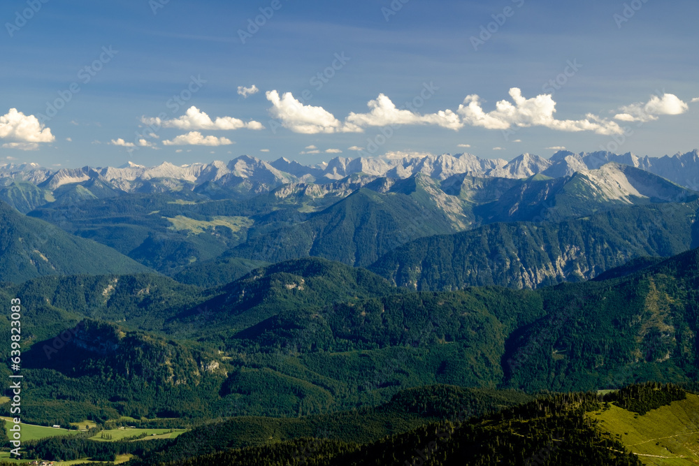 Fototapeta premium Alpenpanorama über die bayerischen Voralpen zum Karwendelgebirge