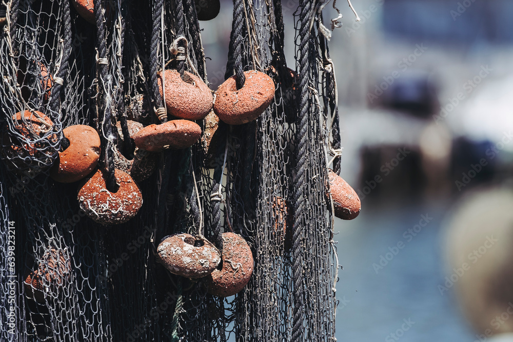 Filets de pêche en train de sécher sur le port - Matériel de pêcheur - obrazy, fototapety, plakaty 