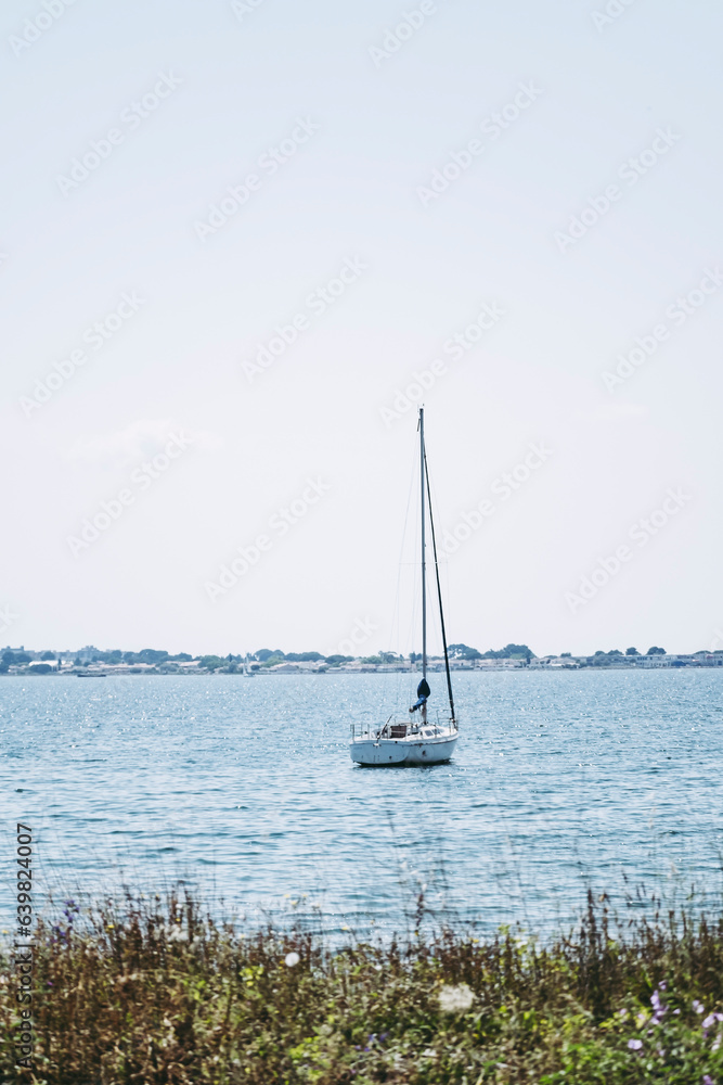 Paysage marin avec un bateau de loisir isolé en pleine mer Méditérranée